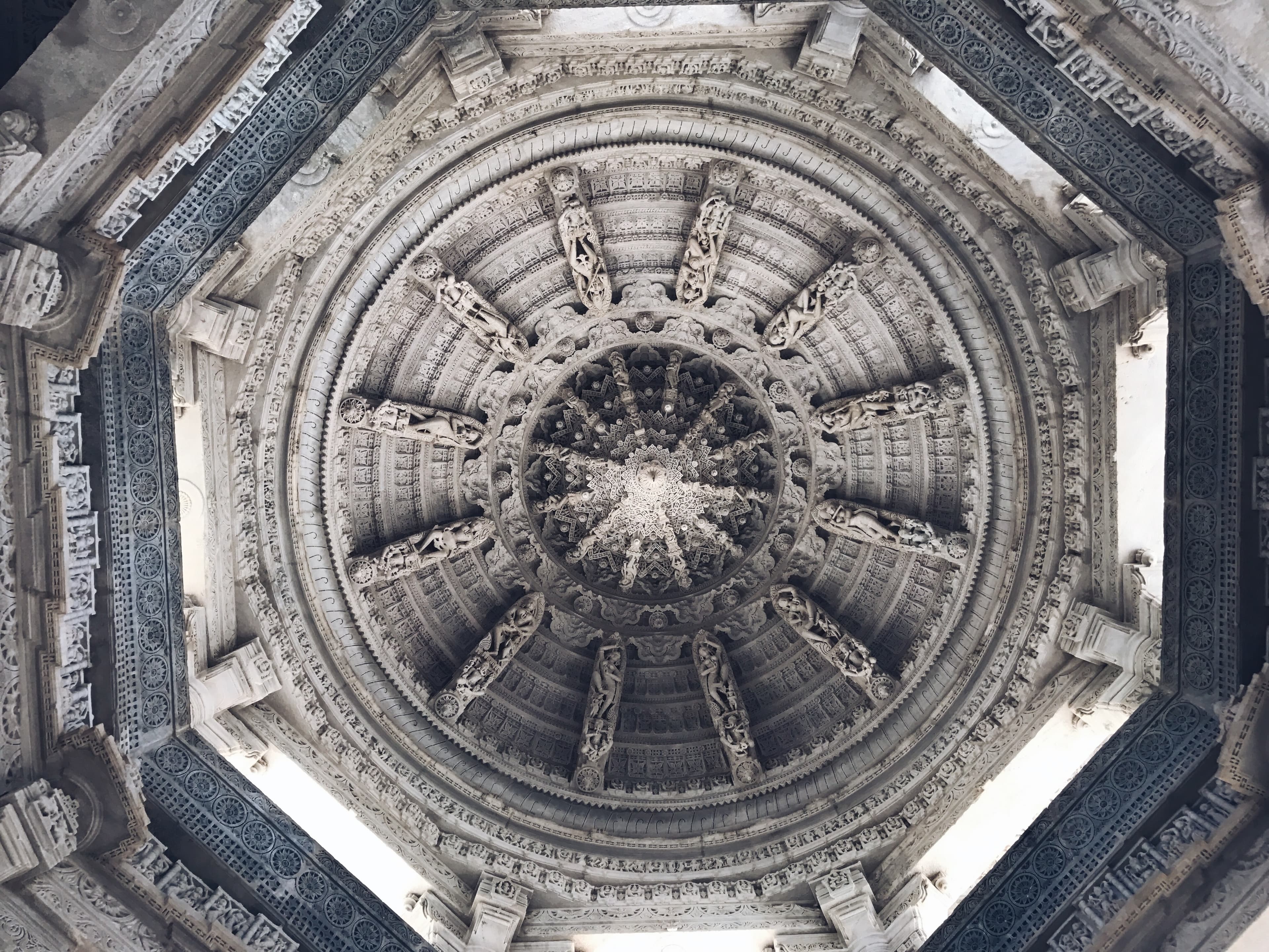 amisha-nakhwa-jWa9Xh8B064-unsplash-Ranakpur-temple
