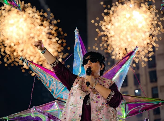 Falguni Pathak performing live