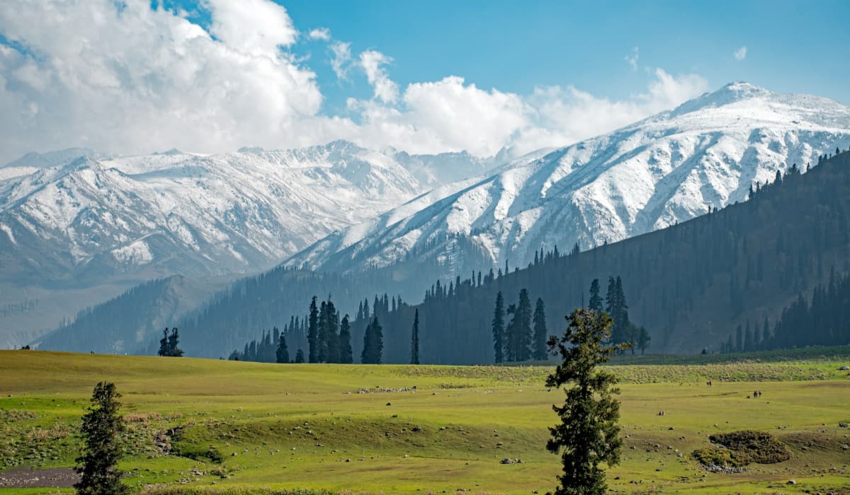 Where To Experience Snowfall This Christmas In India & Nearby