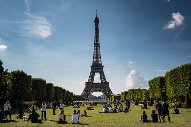cost of eating near Eiffel Tower