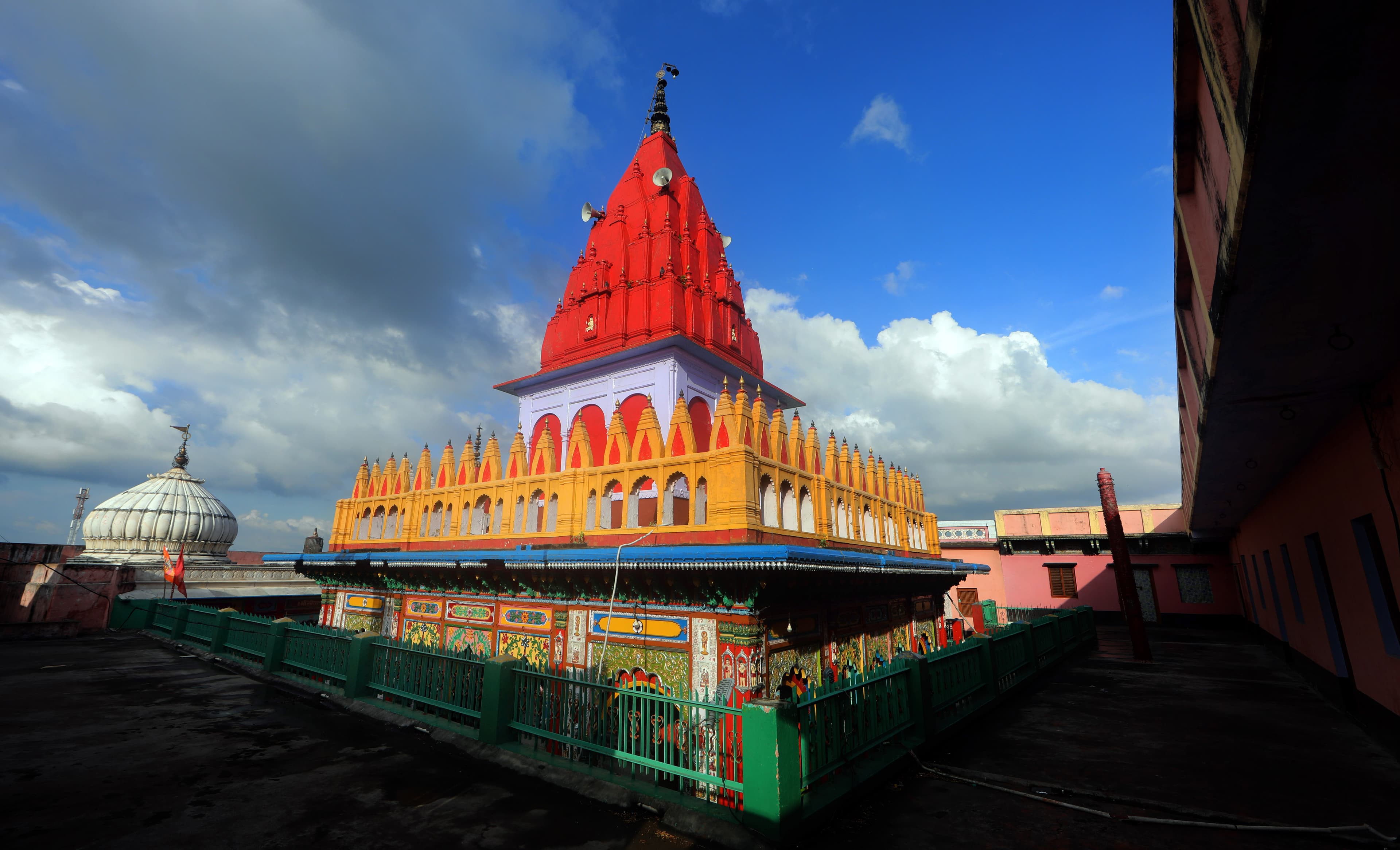 hanuman-garhi-temple-a-major-religious-site-in-ayodhya-utter-pradesh