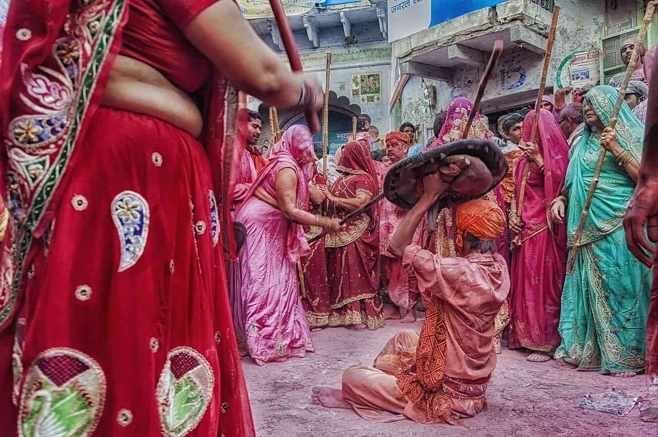 lathmar-holi-at-barsana-wikimedia
