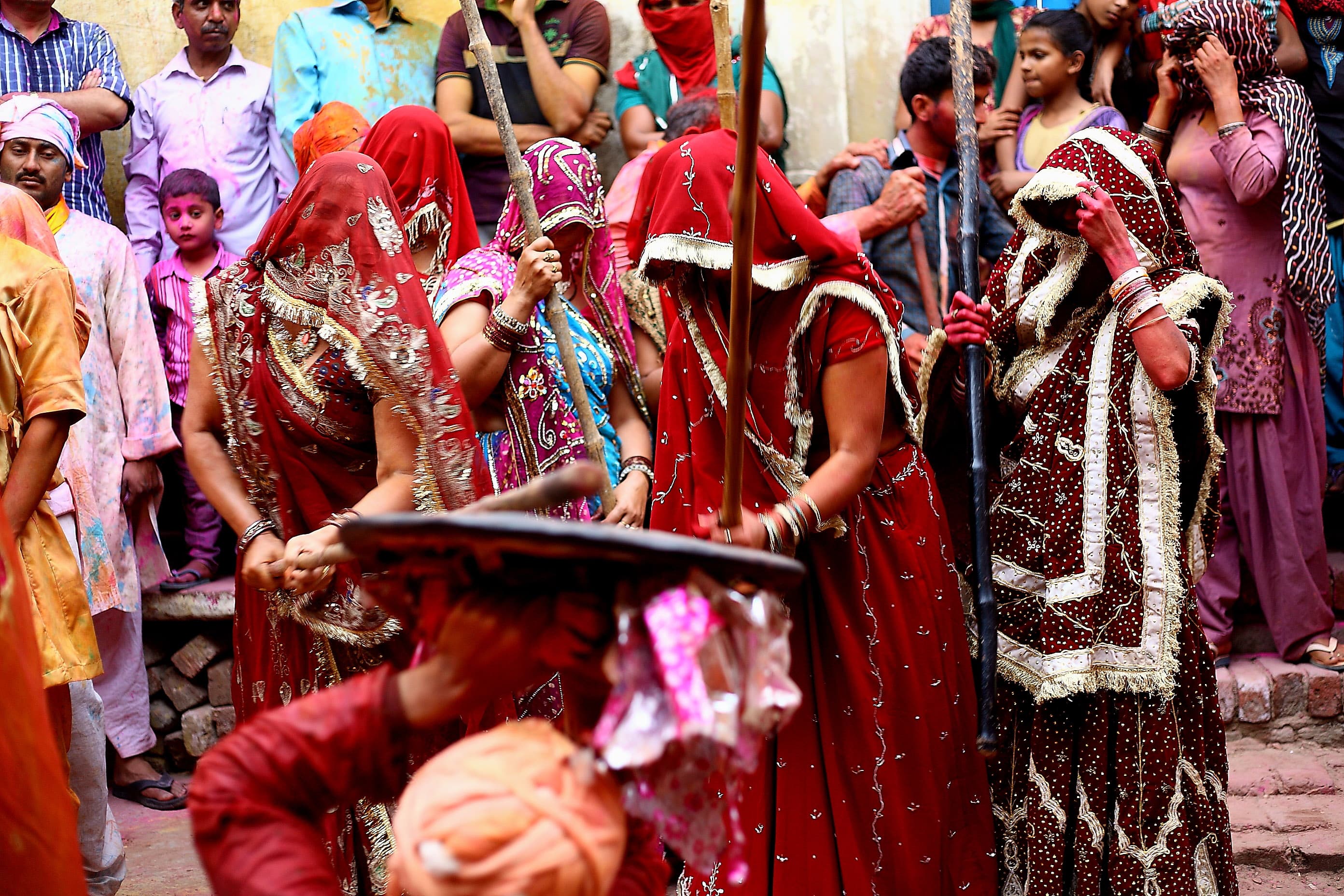 latmar-women-in-action-in-barsana
