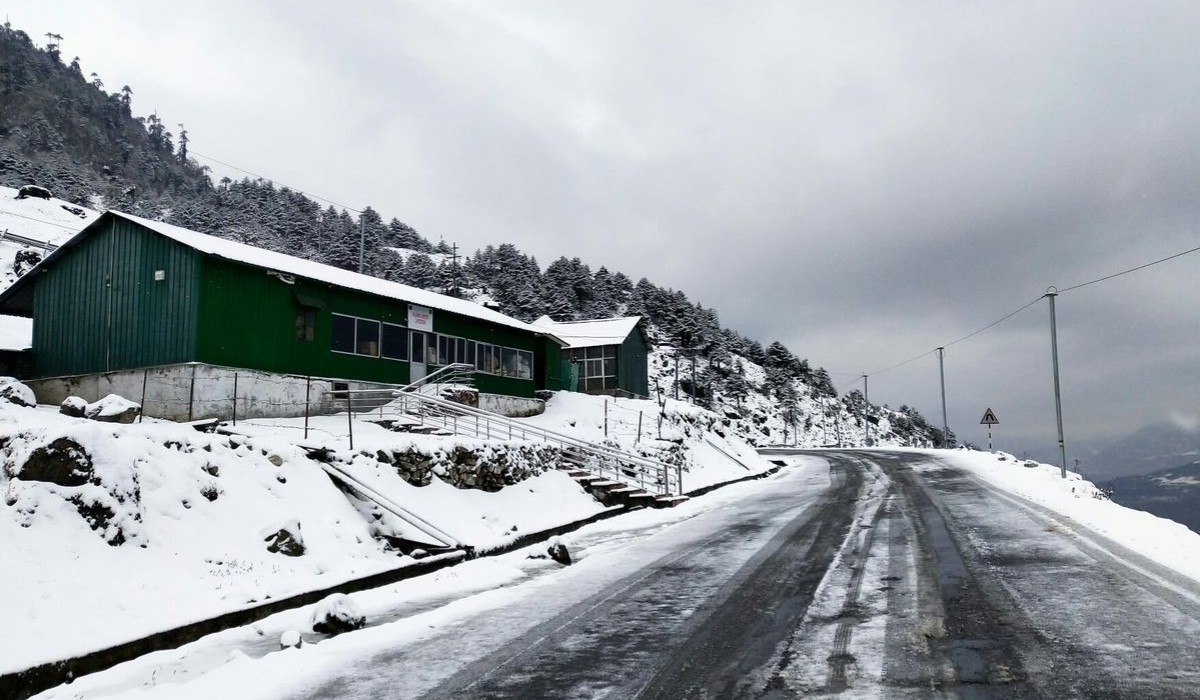 Snow-covered Himalayan mountains showcasing winter travel destinations in India