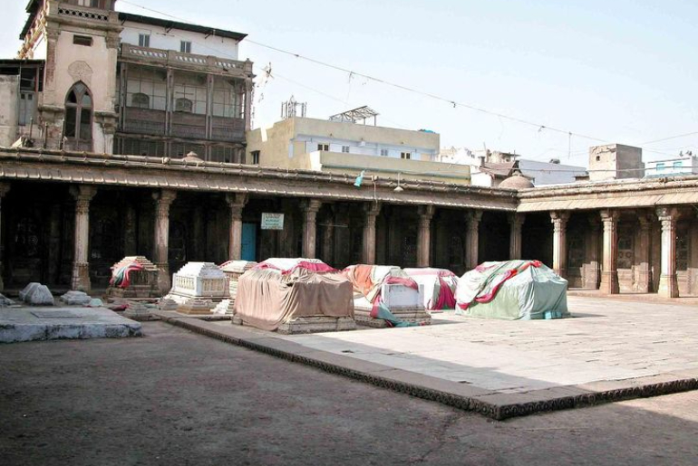 How To Do A 1-Day Walking Tour Of Ahmedabad? 2 Rani No Hajiro