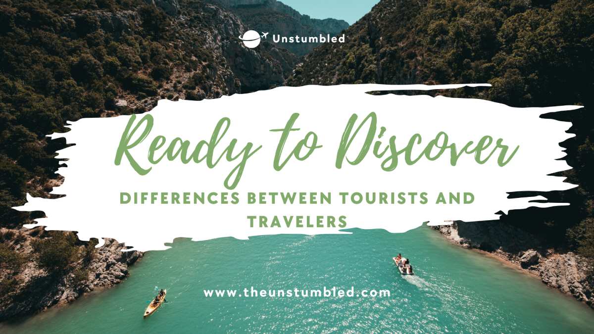 what is the difference between traveler and tourist