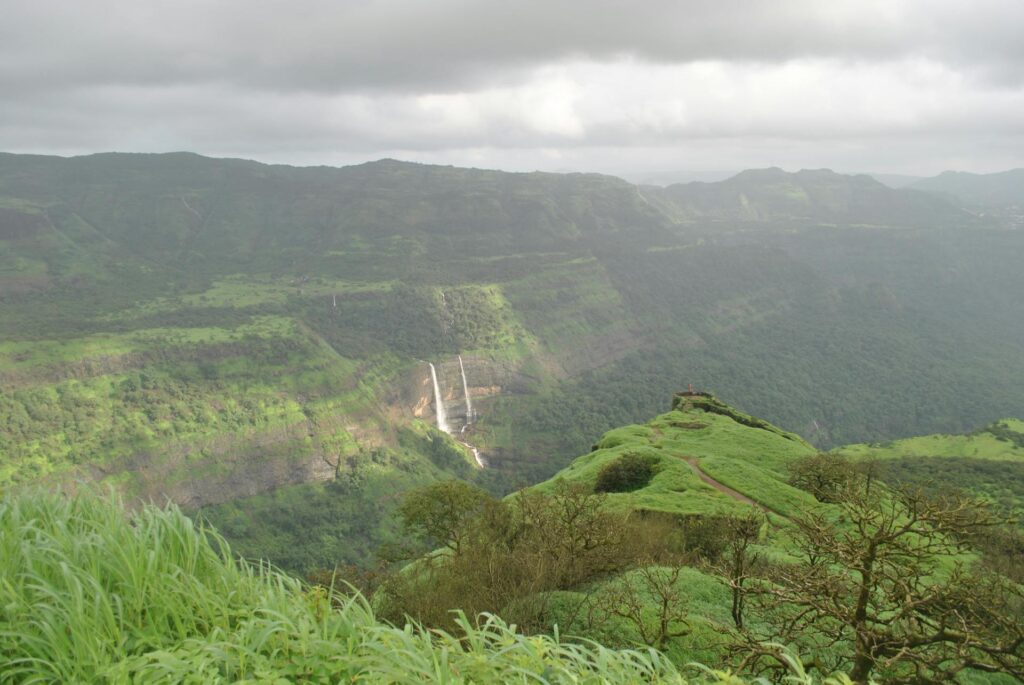 No-Trek Waterfalls In Maharashtra: Stunning Monsoon Escapes Without The Hike 1 Maharashtra's Best Waterfalls You Can Visit Without Hiking