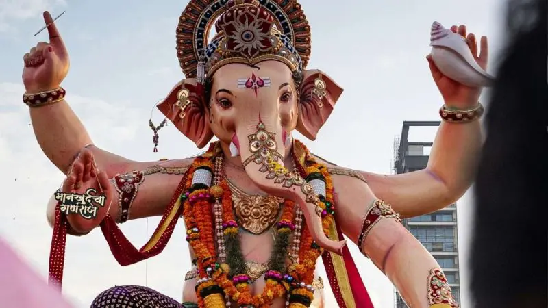 18 Ft Ganpati in Dubai 2025 – All You Need to Know About Mannat Ka Raja