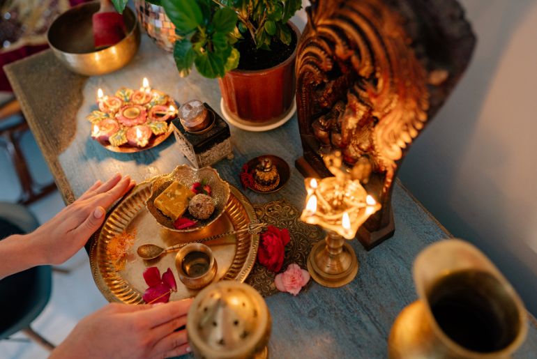 From Silk Sarees To Handicrafts: Best Things to Buy In Varanasi And Where To Find Them 2 Best Things to Buy In Varanasi