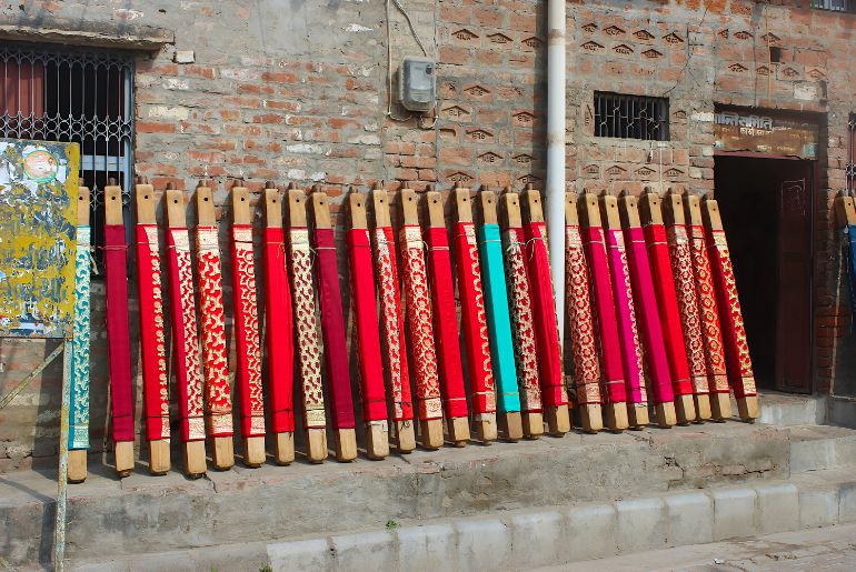 From Silk Sarees To Handicrafts: Best Things to Buy In Varanasi And Where To Find Them 1 Best Things to Buy In Varanasi