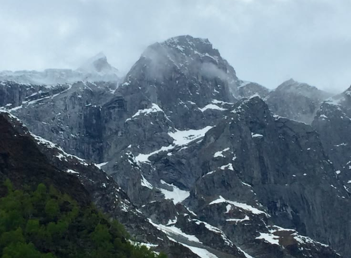5 Best Places For Mountaineering And High-Altitude Trekking In India 3 Snow-covered Himalayan mountains showcasing mountaineering destinations in India