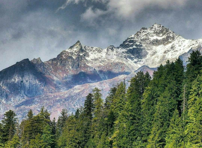 5 Best Places For Mountaineering And High-Altitude Trekking In India 5 Snow-covered Himalayan mountains showcasing mountaineering destinations in India