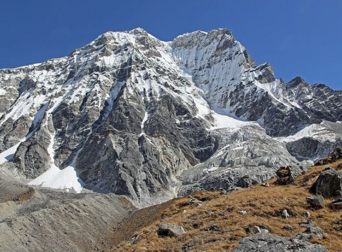 5 Best Places For Mountaineering And High-Altitude Trekking In India 2 Snow-covered Himalayan mountains showcasing mountaineering destinations in India