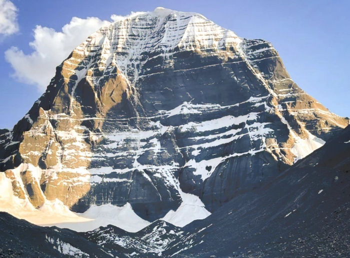 5 Best Places For Mountaineering And High-Altitude Trekking In India 4 Snow-covered Himalayan mountains showcasing mountaineering destinations in India