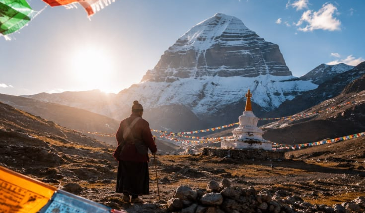 Snow-covered Himalayan mountains showcasing mountaineering destinations in India