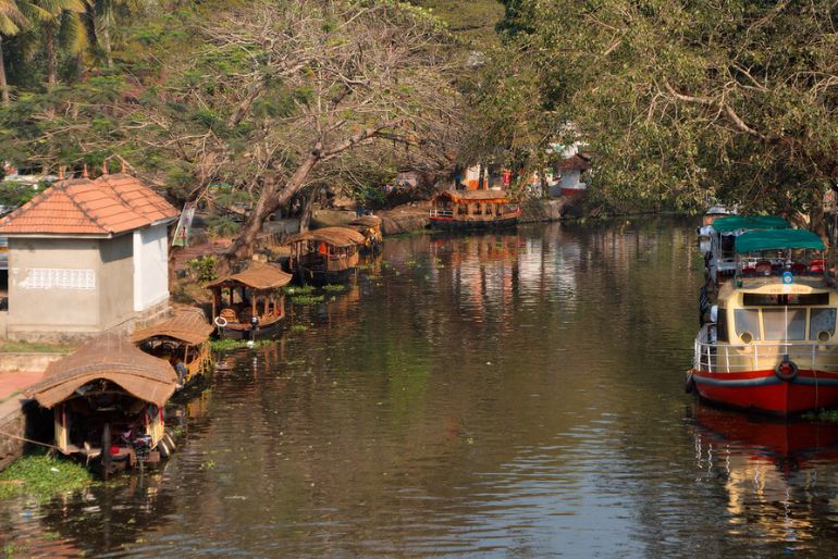 Alleppey Backwaters: Cost, Where To Book, Complete Travel Guide 1 Alleppey Backwaters travel guide (1)