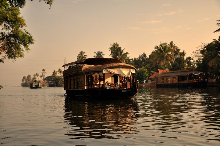 Alleppey Backwaters: Cost, Where To Book, Complete Travel Guide 2 Alleppey Backwaters travel guide (2)