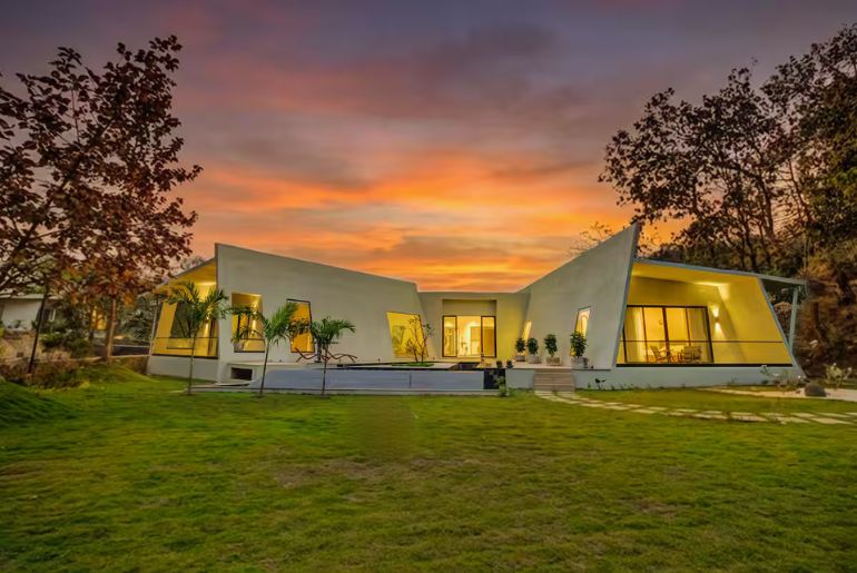 airbnb rainy stays near mumbai