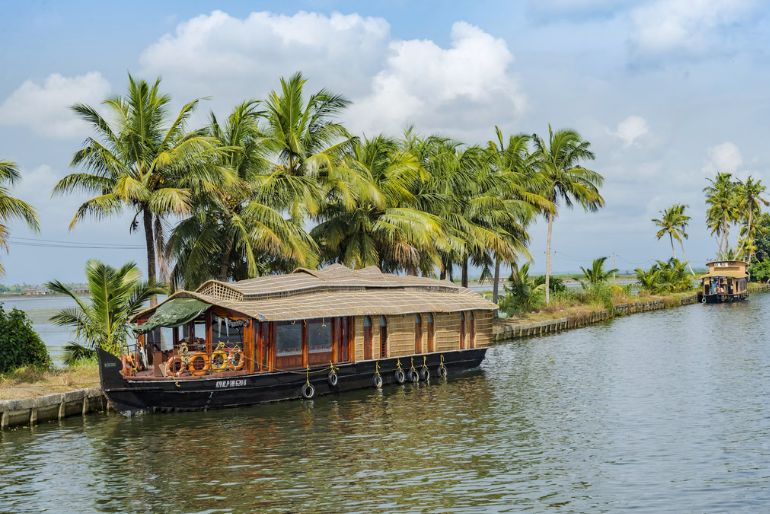 Best Time To Visit Alleppey Backwaters And How To Plan Your Trip 2 best time to visit Alleppey (2)