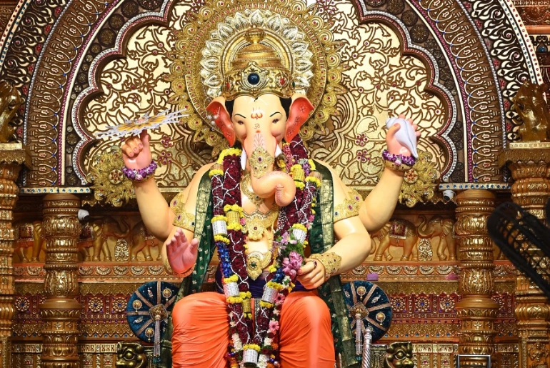 Lalbaugcha Raja Mukh Darshan vs Charan Sparsh