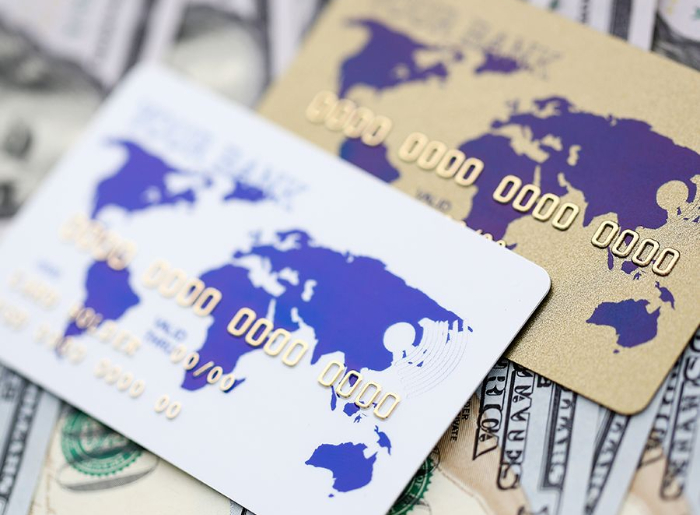 How Much Cash Should You Carry On An International Trip From India? 4 Indian traveler carrying foreign currency and cards for an international trip
