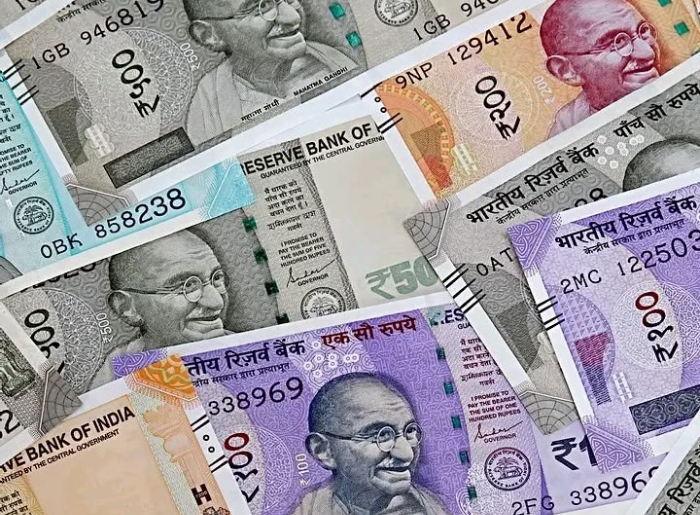 How Much Cash Should You Carry On An International Trip From India? 3 Indian traveler carrying foreign currency and cards for an international trip