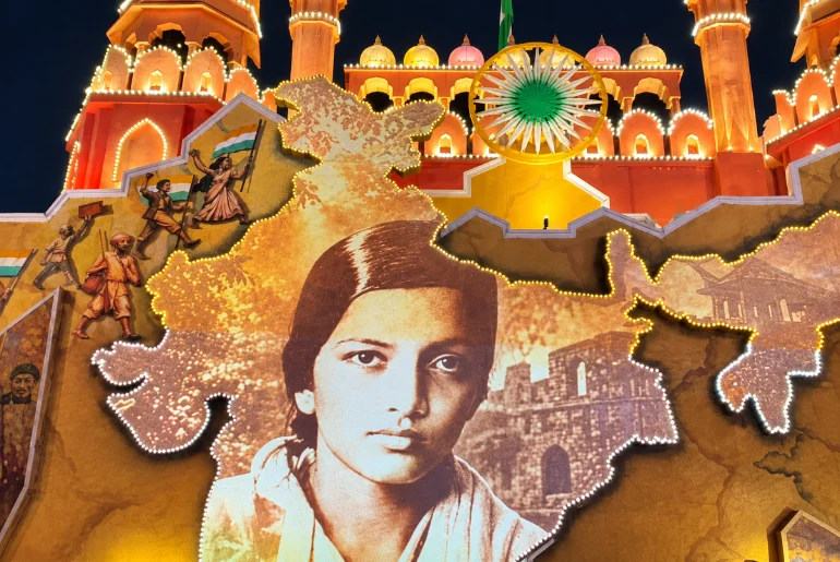 Santosh Mitra Square Durga Puja 2026: Inauguration, Best Route, Decor Details, Tips 2 Santosh Mitra Square Durga Puja pandal in Central Kolkata