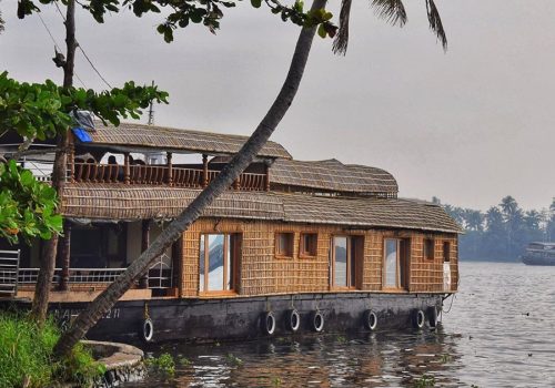 Scenic Kerala landscape featuring green hills, backwaters, and palm trees on a 7-day Kerala itinerary.